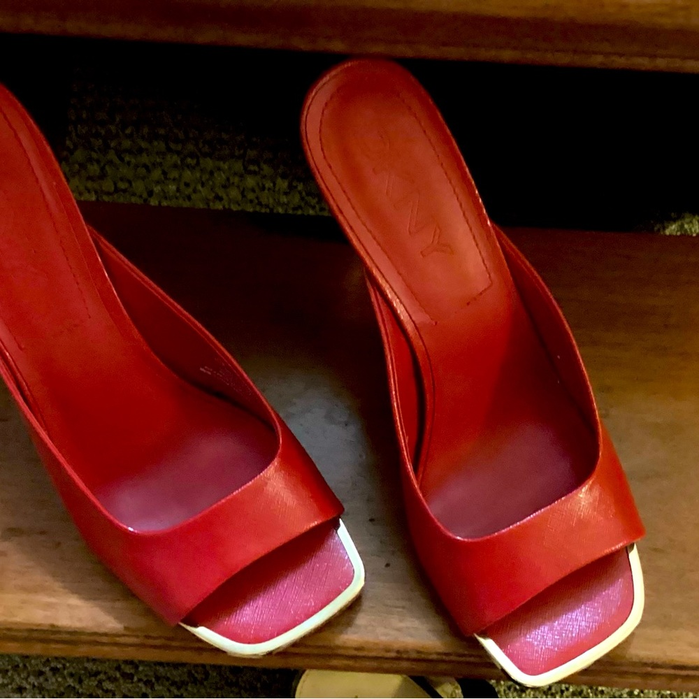 DKNY size 11 slides